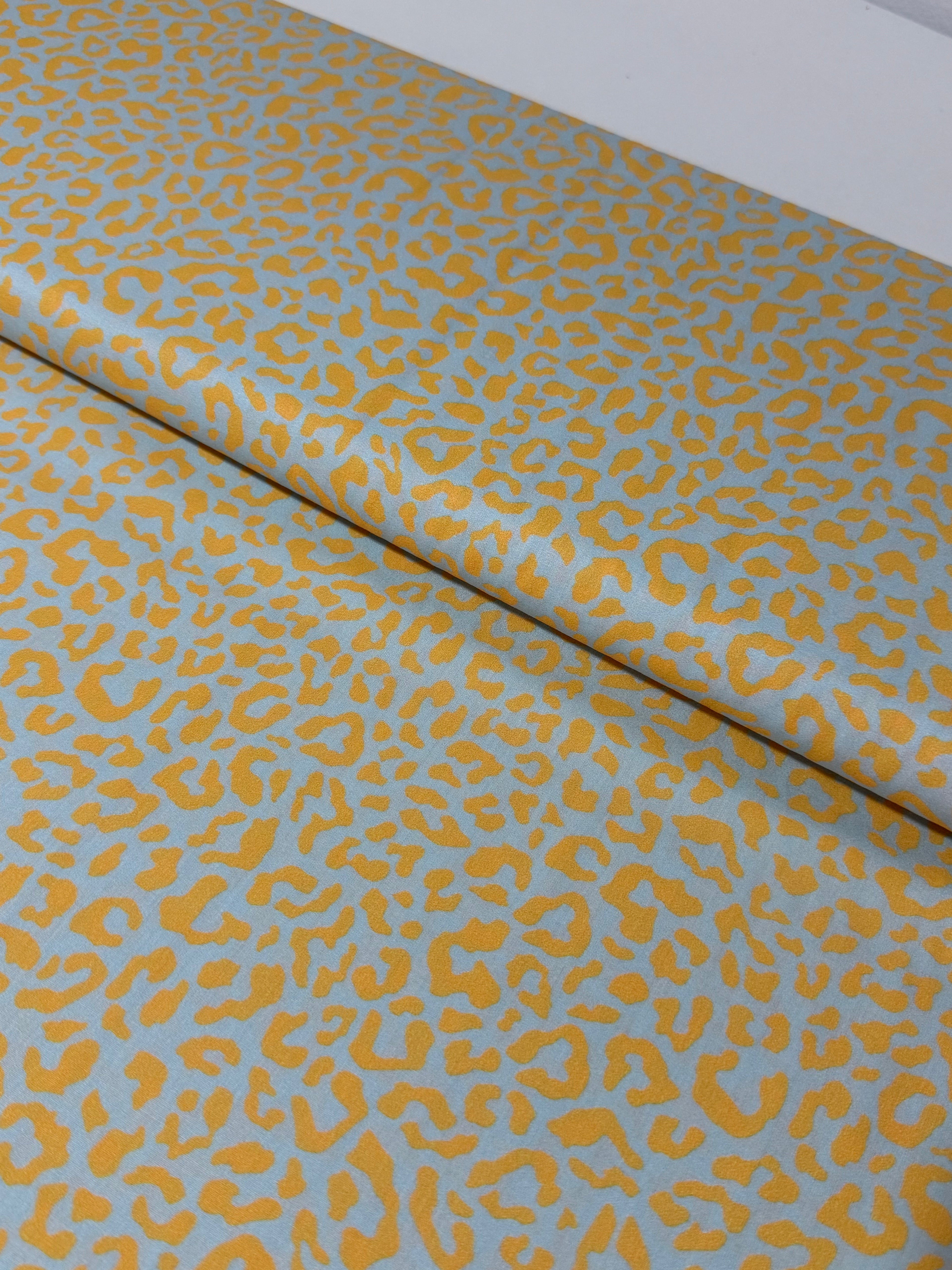 Animal print azul y amarillo