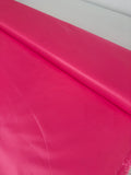 Impermeable repelente al agua rosa fluor.