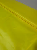 Impermeable repelente al agua amarillo fluor.