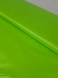 Impermeable repelente al agua verde fluor.