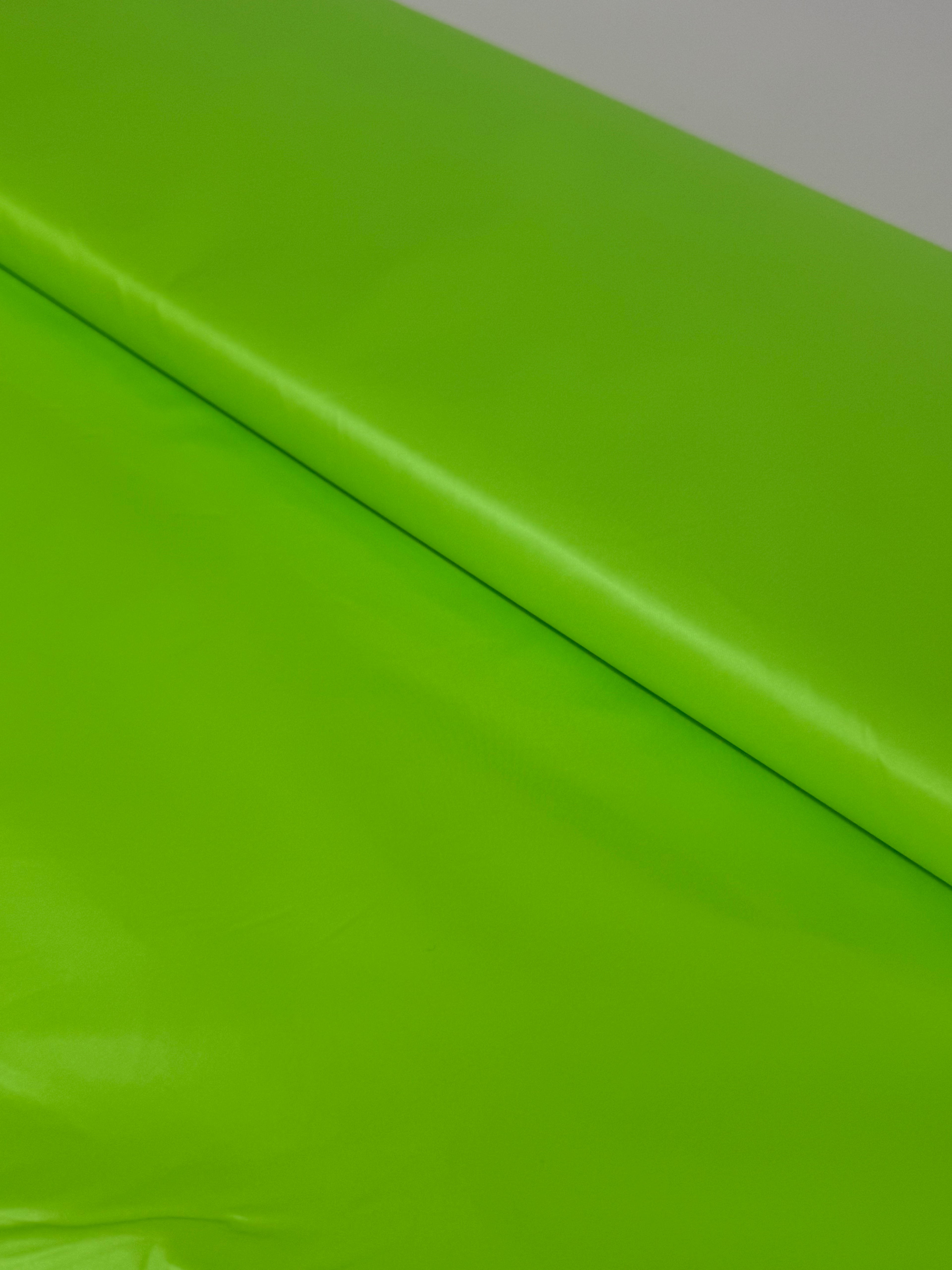 Impermeable repelente al agua verde fluor.
