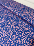 Leopardo azul y rosa pastel