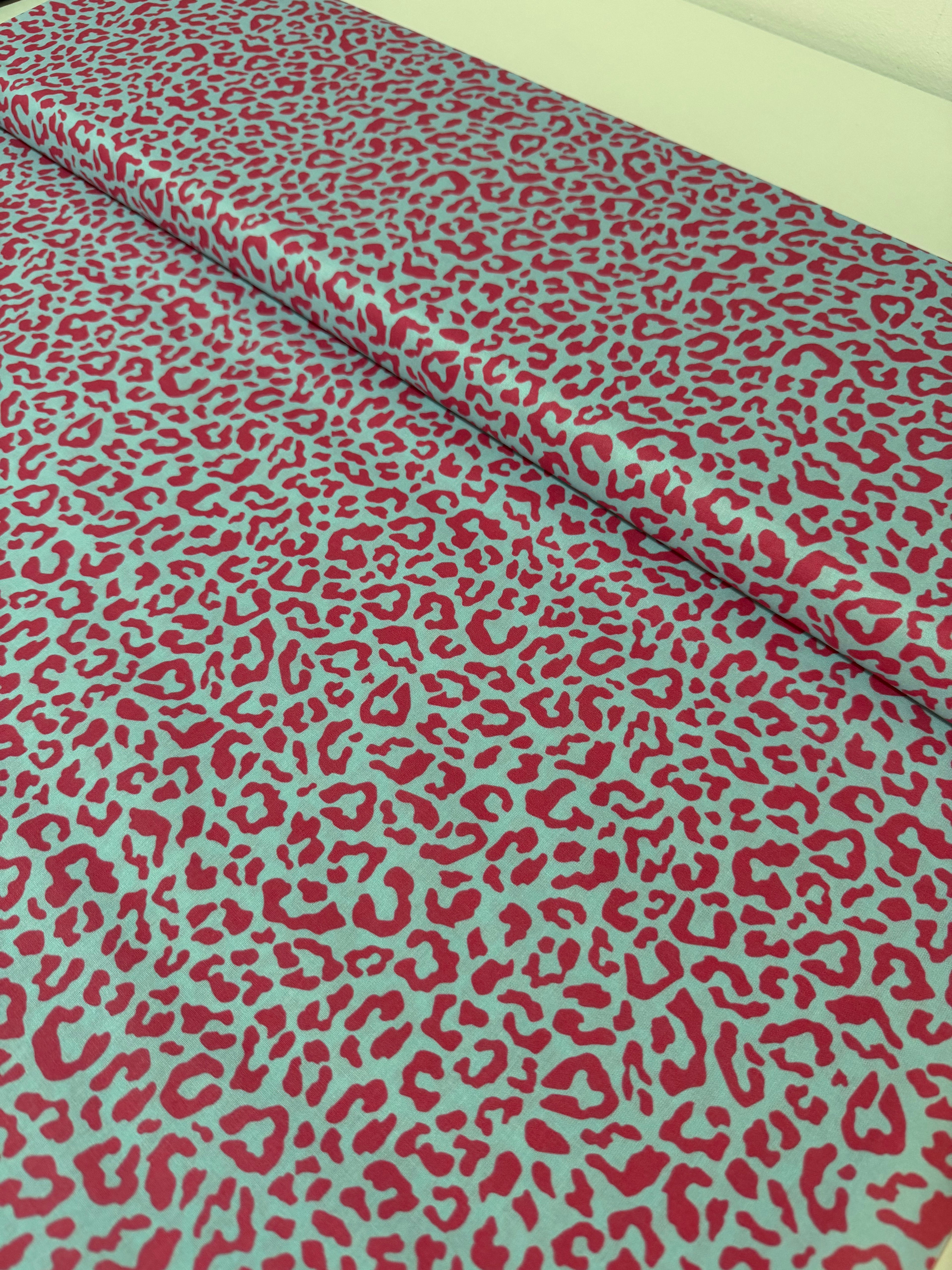 Leopardo azul y fucsia